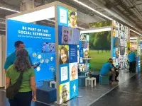 LEDUP Messestand mit Bridge System und Überkopf Rahmen für offene Standgestaltung
