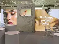 LEDUP Messestand mit beleuchteten Textilwänden und integrierter TV Präsentation