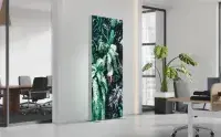 LEDUP Stele LED Display Säule mit Naturmotiv im modernen Innenraum