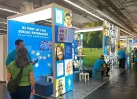 LEDUP Messestand mit Bridge System und Überkopf Rahmen für offene Standgestaltung