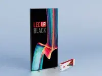 LEDUP Black LED Display mit dunklem Rahmen und farbigem Motiv für Messestand