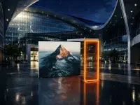 LINEUP Bridge als Überkopf Verbindung zwischen Stele und Big LEDUP am Messestand