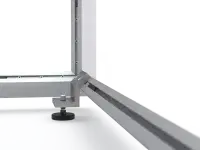 Verstellbarer Stellfuß an Metallrahmen zur präzisen Nivellierung und stabilen Aufstellung