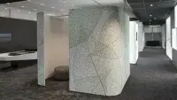 Moderner Showroom mit Octanorm Messestandsystem und großflächigen Präsentationswänden
