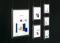 Beleuchtetes Hängesystem mit mehreren LED-Leuchtrahmen an Stahlseilen, modernes Schaufensterdisplay für Exposés und Werbematerialien