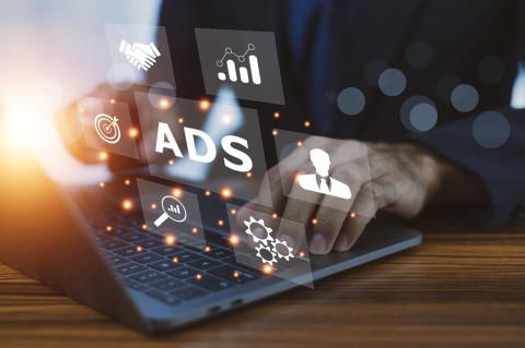 Online-Marketing und digitale Werbung – effektive ADS-Strategien Geschäftsmann nutzt Laptop mit digitalen Symbolen für Online-Marketing, Werbung und Datenanalyse