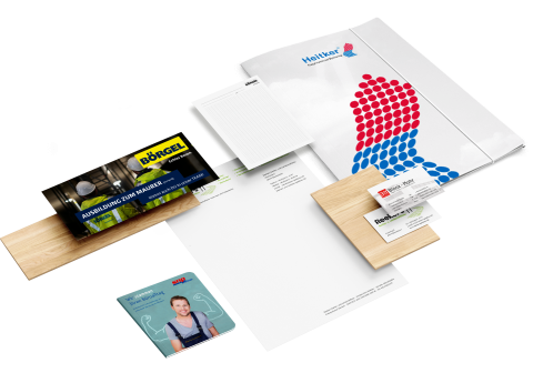 Geschäftsausstattung mit bedruckten Mappen, Visitenkarten, Briefpapier und Broschüren in abgestimmtem Corporate Design