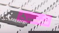 Computertastatur mit einer großen, pinken Taste mit Rollstuhlsymbol und dem Wort „Barrierefrei“, Symbol für digitale Barrierefreiheit.