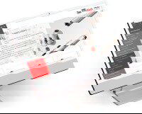 Monitor mit geöffneter Website eines technischen Unternehmens, zeigt Produkte und Kategorien im Online-Katalog.