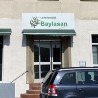 Alu-Verbundschild für das Lebensmittelgeschäft Baylasan in Ibbenbüren – 300x100 cm Werbeschild aus Aluminiumverbundplatte (300x100 cm) mit 4/0-farbigem Druck und glänzendem UV-Lack für das Lebensmittelgeschäft Baylasan in Ibbenbüren