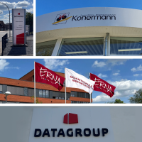 Gebäudebeschriftung mit Folientechnik. Außenwerbung auf gewölbten Fassaden professionell umgesetzt. Gebäude mit gewölbter Glasfassade und großflächiger Beschriftung „Konermann“ auf einer weißen Folie am oberen Rand. Der Himmel ist klar und blau. Beispiel für hochwertige Außenbeklebung im Corporate Design.