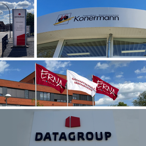 Gebäude mit gewölbter Glasfassade und großflächiger Beschriftung „Koner­mann“ auf einer weißen Folie am oberen Rand. Der Himmel ist klar und blau. Beispiel für hochwertige Außenbeklebung im Corporate Design.