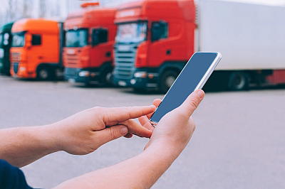 Logistiker mit Handy