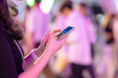 Frau auf Event mit Handy