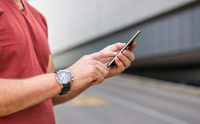 Mann mit Handy Mann mit Handy