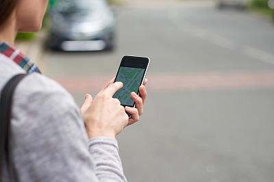 Person nutzt Handy mit Karten Funktion Person nutzt Handy mit Karten Funktion