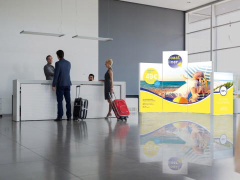Leuchtwand im Flughafen – auffällige Werbung am Check-in-Bereich Check-in Bereich am Flughafen mit Leuchtwand-Werbung in buntem Design
