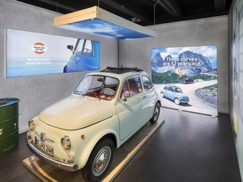 Leuchtwände in Ausstellung mit Oldtimer – moderne Präsentationstechnik Ausstellungsraum mit weißem Oldtimer, Decken-Leuchtbild und LED-Leuchtwand mit Bergmotiv