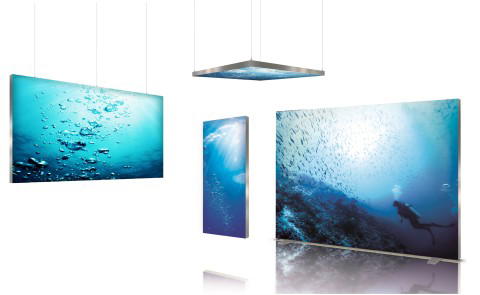 Hängedisplays mit Unterwasser-Motiven – kreative Deckenbanner für Messestände Mehrere rechteckige Hängedisplays mit blauem Unterwasser-Motiv, an der Decke befestigt