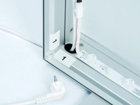 Verkabelung von LED-Modulen – Technikdetail einer LED-Leuchtwand Nahaufnahme der Verkabelung von LED-Modulen innerhalb eines Displayrahmens