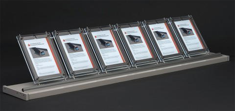 LED-Schaufenster-Display mit mehreren beleuchteten Acrylrahmen, präsentiert Exposés auf einer Fensterbank als modernes Standsystem