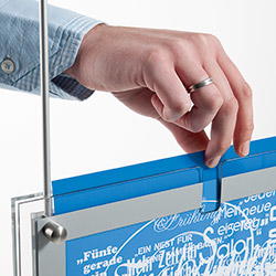 Hand beim Einstellen eines Displays mit transparentem Rahmen, zeigt einfache Bedienbarkeit des Systems