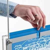 Hand beim Einstellen eines Displays mit transparentem Rahmen, zeigt einfache Bedienbarkeit des Systems