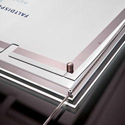 Detailfoto eines transparenten Acrylrahmens mit LED-Einfassung, Teil eines modernen Schaufenster-Displaysystems