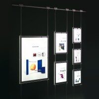 Beleuchtetes Hängesystem mit mehreren LED-Leuchtrahmen an Stahlseilen, modernes Schaufensterdisplay für Exposés und Werbematerialien