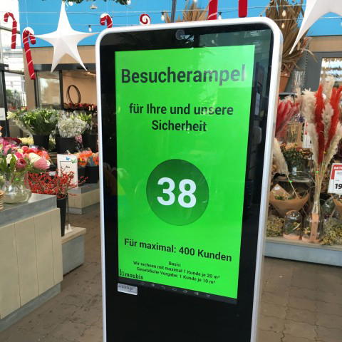 Digitale Besucherampel im Geschäft, zeigt 38 Besucher Digitale Besucherampel im Geschäft mit Blumen und Dekoration, zeigt aktuell 38 Besucher