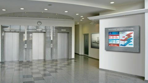 Eingangsbereich mit Aufzügen und Besucherinformation Moderner Eingangsbereich mit drei Aufzügen und elektronischer Besucherinformation
