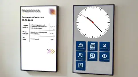 Digitales schwarzes Brett mit Speiseplan Digitales schwarzes Brett mit Speiseplan und Uhranzeige.