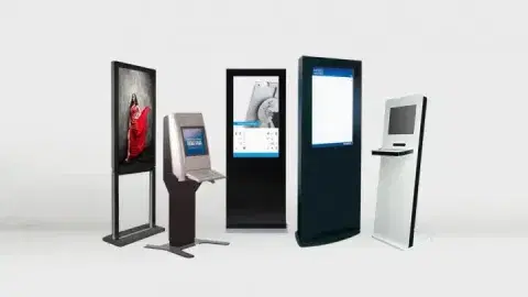 Fünf verschiedene digitale Infoterminals und Displays in unterschiedlichen Designs, teilweise mit Touchscreen