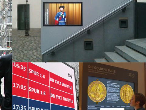 Digital Signage Monitore für Information und Präsentation im Innen- und Außenbereich Wandmontierte Digital Signage Monitore mit Fahrplananzeige, Museumsexponat und Infodisplay