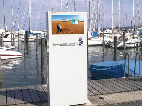 Outdoor Stele für Digital Signage mit wetterfestem Gehäuse Outdoor Digital Signage Stele am Hafen