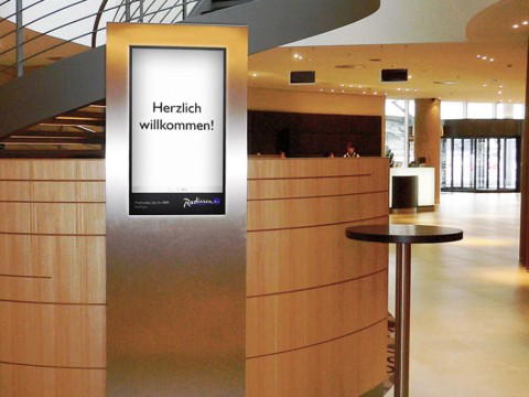 Indoor Stele im Radisson Airport Hotel – Digitale Begrüßungslösung Digitale Indoor-Stele im Radisson Airport Hotel mit Begrüßungsanzeige