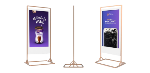 Doppelseitiges freistehendes Digital Signage Display mit stabilem Metallstandfuß, beidseitig bespielt mit Werbeinhalten