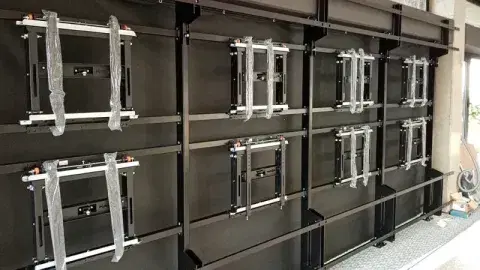 Metallrahmen und Halterungen für die Installation einer LED-Videowand, vorbereitet für mehrere LED-Module