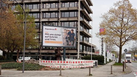 Bürogebäude mit Peppenhorst Plakat Fassade eines Bürogebäudes mit Werbeplakat von Peppenhorst: