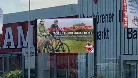 Baufachzentrum Kamp in Ibbenbüren mit Werbeschildern Eingang eines Baufachzentrums mit Werbeschildern und Fahrradangeboten