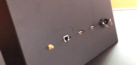 Der Rücken eines elektronischen Geräts mit verschiedenen Anschlüssen