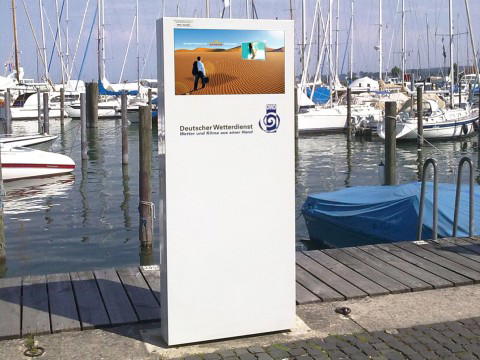 Outdoor Stele für Digital Signage mit wetterfestem Gehäuse Outdoor Digital Signage Stele am Hafen
