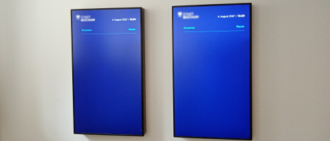 Rückenabdeckungen für Monitore – Saubere Wandmontage ohne sichtbare Kabel Zwei wandmontierte Displays mit Rückenabdeckung für verdeckte Kabelführung