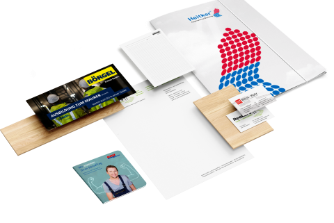 Geschäftsausstattung mit bedruckten Mappen, Visitenkarten, Briefpapier und Broschüren in abgestimmtem Corporate Design