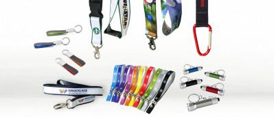 Verschiedenfarbige Schlüsselbänder und USB-Sticks mit Logos, typische Werbemittel für Veranstaltungen und Firmenaktionen