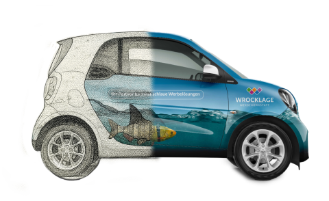 Smart-Auto mit halb gestaltetem Design: linke Seite Skizze, rechte Seite mit Digitaldruck und Fischmotiv als Beispiel moderner Fahrzeugbeschriftung
