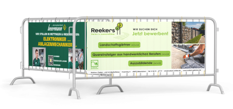 Zaunbanner mit Werbung für die Stellenangebote von Reekers Garten- und Landschaftsbau mit Fotos und Texten zu Elektriker, Landschaftsgärtner, Quereinsteiger und Auszubildende.