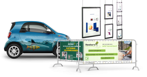 Gestaltetes Smart-Fahrzeug mit Fischmotiv, Banner und digitale Displays mit Werbebotschaften als Beispiele moderner Werbetechnik