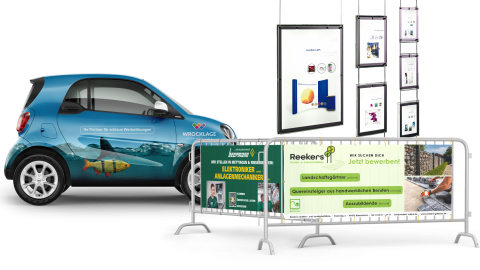 Gestaltetes Smart-Fahrzeug mit Fischmotiv, Banner und digitale Displays mit Werbebotschaften als Beispiele moderner Werbetechnik