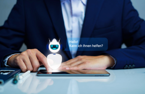 Digitaler Assistent auf Tablet im Business-Umfeld Geschäftsmann interagiert mit einem digitalen Assistenten auf einem Tablet, Sprechblase mit 'Hallo! Kann ich Ihnen helfen?'